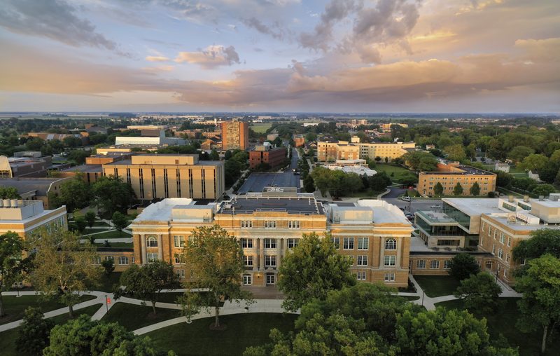 Vista aérea do campus da Bowling Green State University ao entardecer